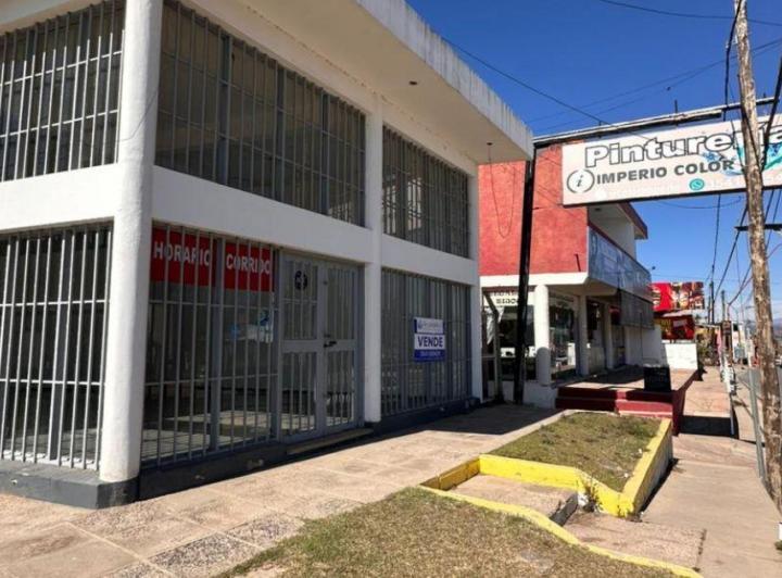 Local en Alquiler Sobre  Av Carcano 4