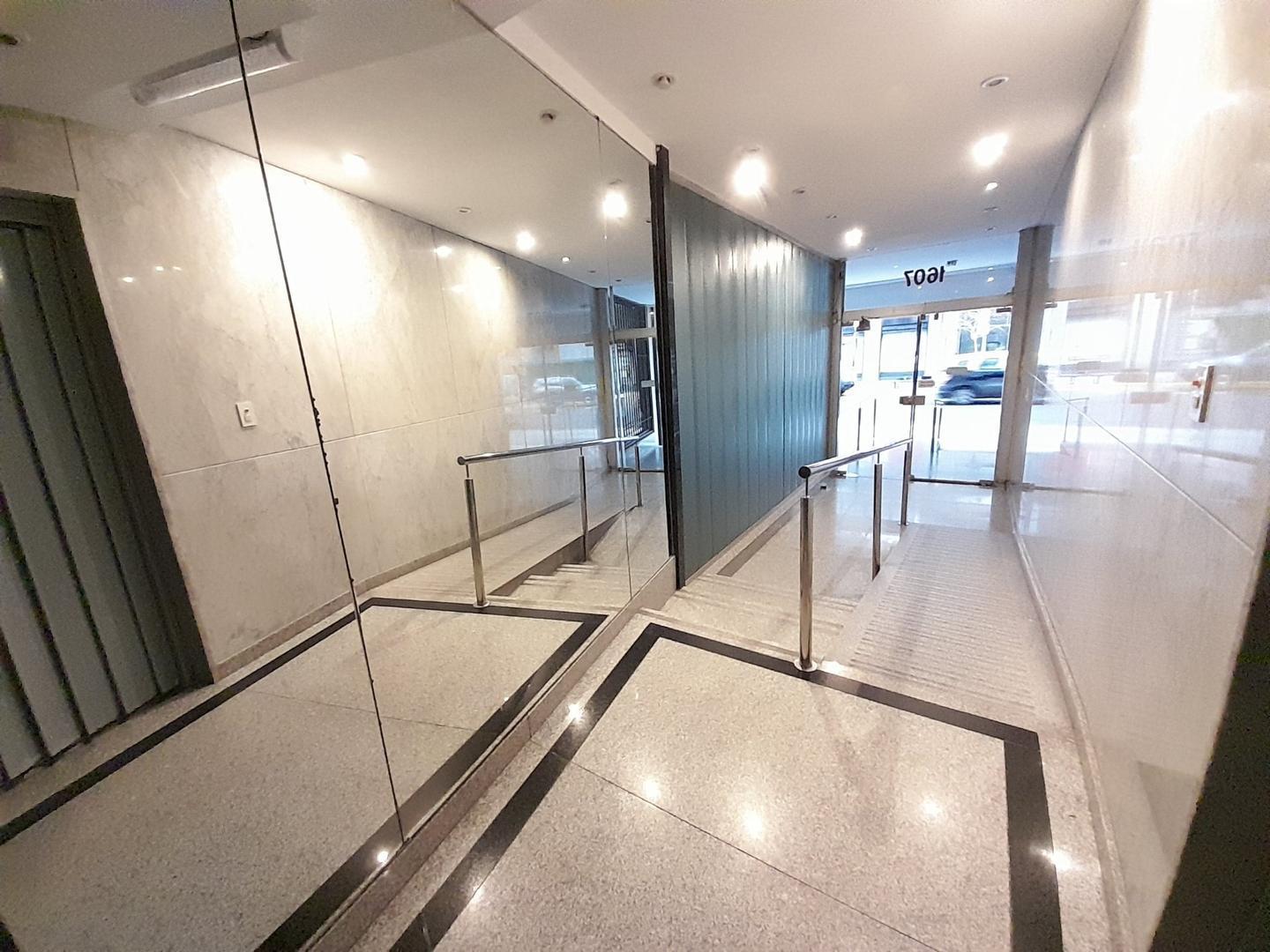 Foto de EXCELENTE-DIVIDIDO-PATIO-PISOS NUEVOS-APTO PROFESIONAL, imagen 2