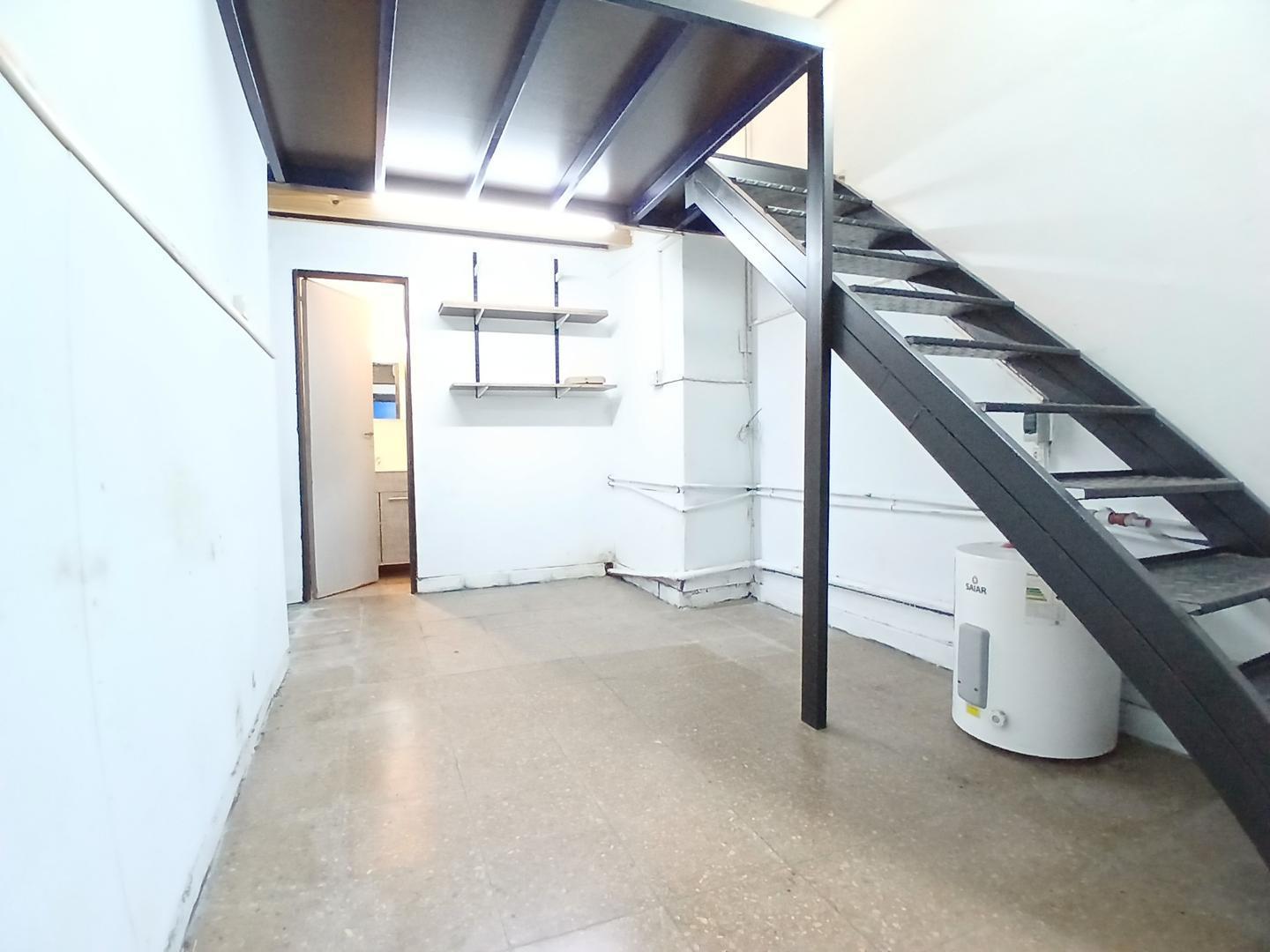 Foto de EXCELENTE LOCAL A LA CALLE C/ENT. PISO.A MTS DE AV.RIVADAVIA, imagen 2