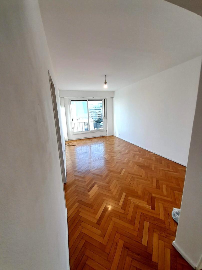 Foto de EXCELENTE DEPTO.9 DE JULIO-LUZ-COCINA-CONEXIÓN LAVARROPA, imagen 1