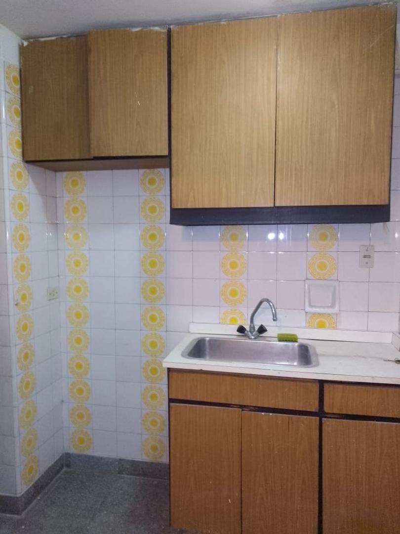 Foto de Excelente ubicación.A reciclar. Cocina indep.Baño completo., imagen 1