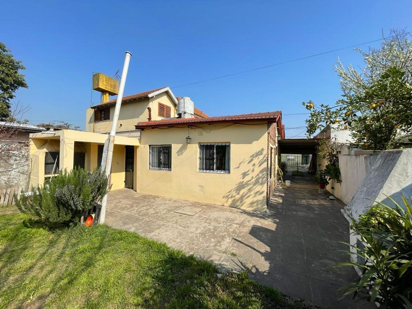 Foto de EXCELENTE CASA CON AMPLIO TERRENO AL FONDO Y JARDÍN AL FTE., imagen 1