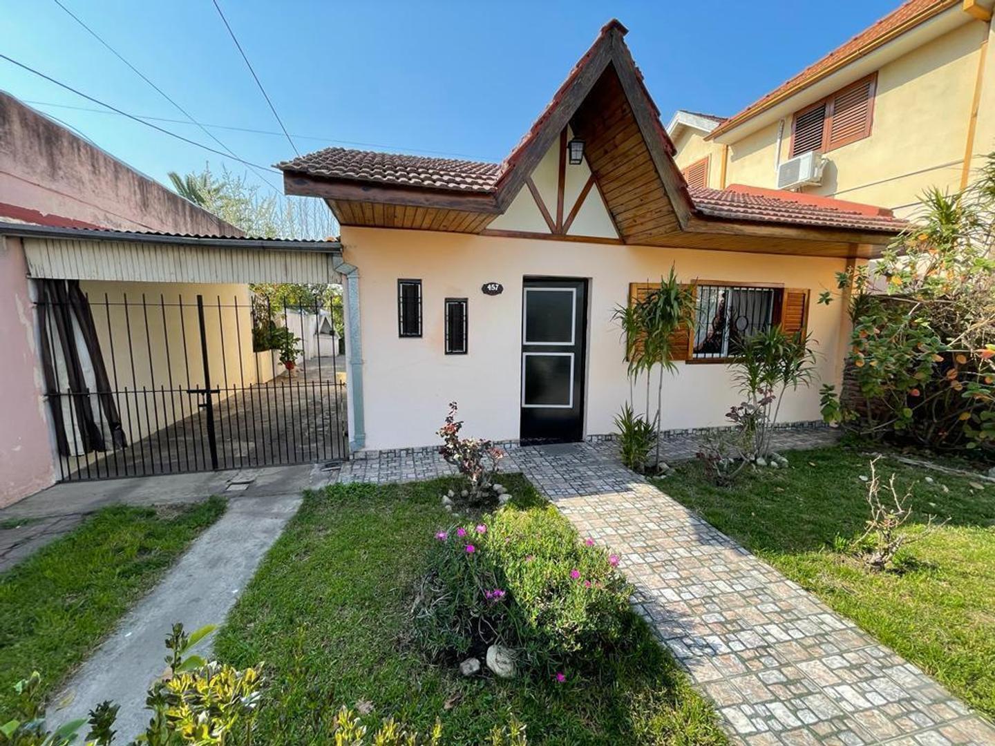 Foto de EXCELENTE CASA CON AMPLIO TERRENO AL FONDO Y JARDÍN AL FTE., imagen 3
