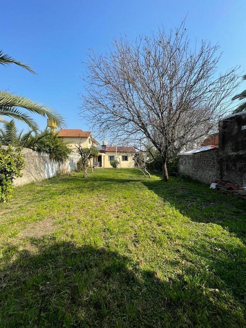 Foto de EXCELENTE CASA CON AMPLIO TERRENO AL FONDO Y JARDÍN AL FTE., imagen 4