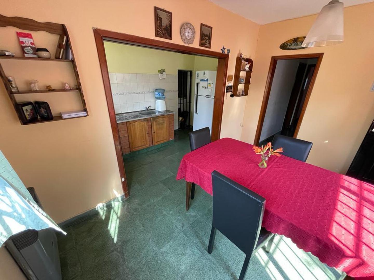 Foto de EXCELENTE CASA CON AMPLIO TERRENO AL FONDO Y JARDÍN AL FTE., imagen 5