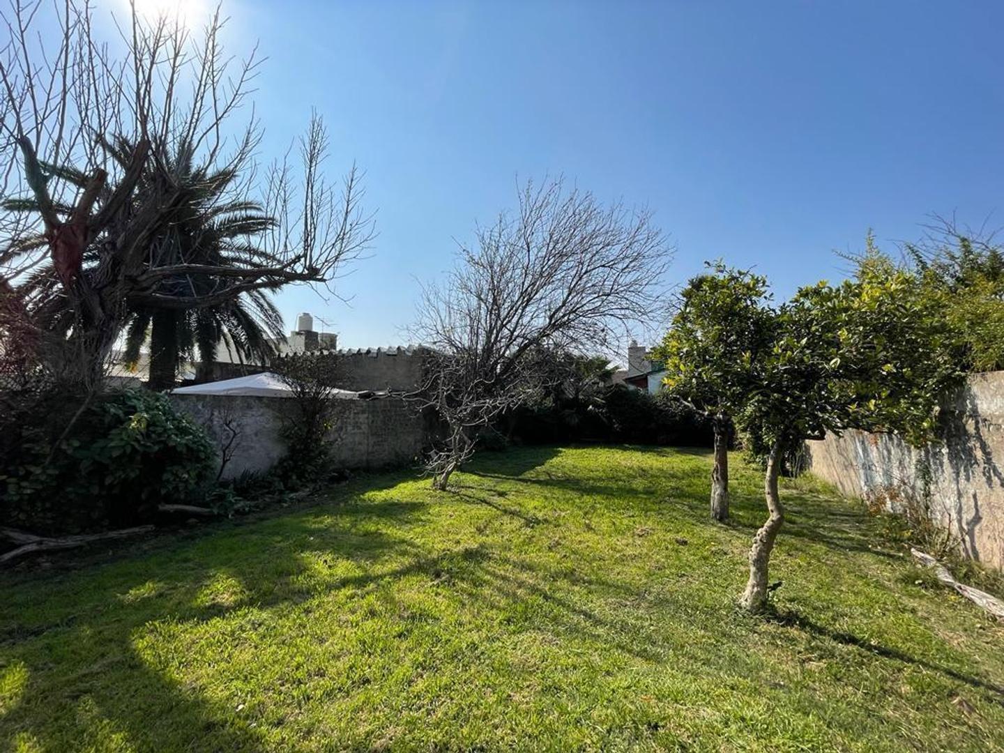 Foto de EXCELENTE CASA CON AMPLIO TERRENO AL FONDO Y JARDÍN AL FTE., imagen 2