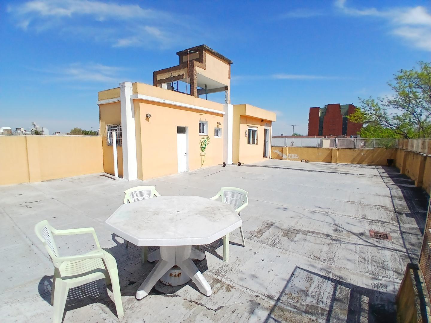 Foto de SIN EXPENSA-ENT.INDEP.-GARAGE CUB-TERRAZA-EN ESQUINA-SOL/LUZ, imagen 4