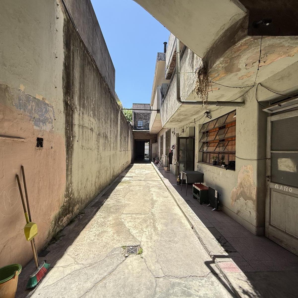 Lote de 8,66 X 44,63. Muy Buena Ubicación. 1300 m² Vendibles 4