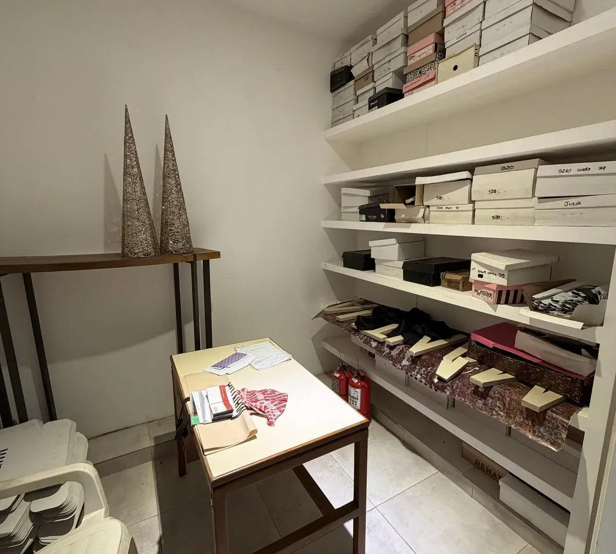Local 110m2. Sobre Av. Rivadavia. Excelente Estado. 2