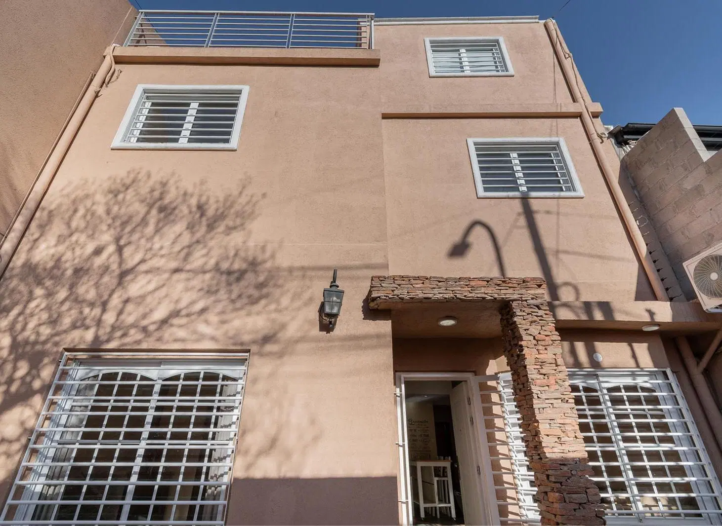 Casa 5 Ambientes. 2 Patios. Terraza. Playroom. 3 Baños completos. Excelente Estado. 1