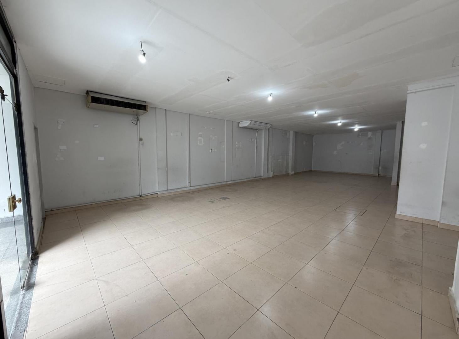 Foto de Local comercial al frente en PB y oficinas en el piso superior, imagen 5