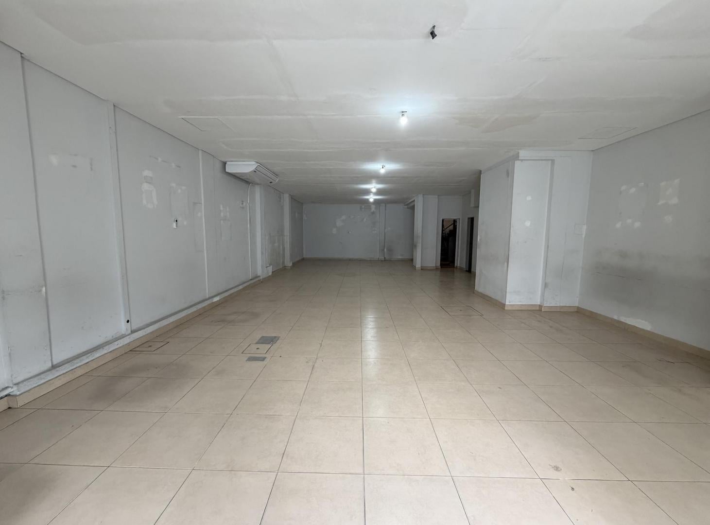 Foto de Local comercial al frente en PB y oficinas en el piso superior, imagen 4