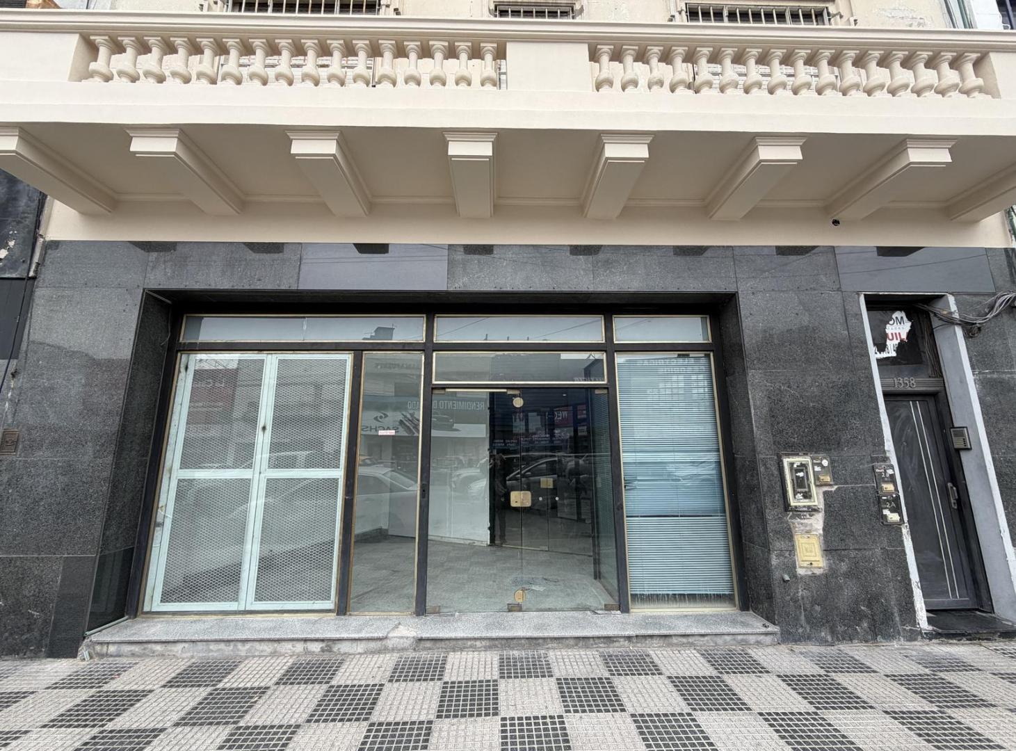 Foto de Local comercial al frente en PB y oficinas en el piso superior, imagen 1