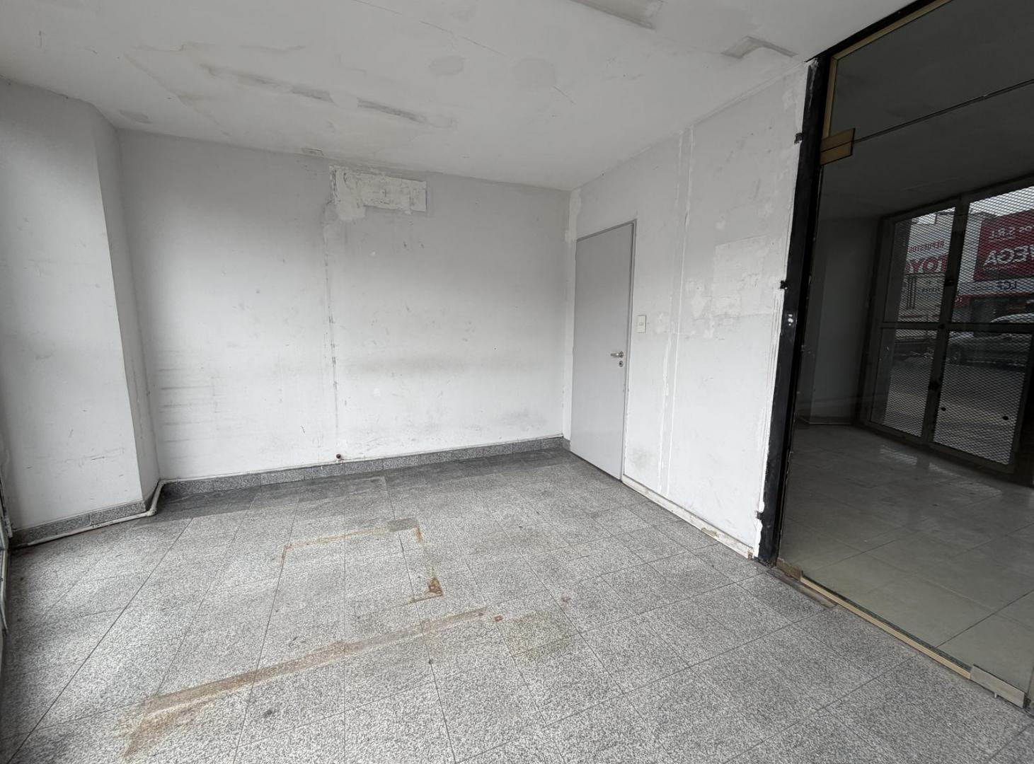 Foto de Local comercial al frente en PB y oficinas en el piso superior, imagen 2