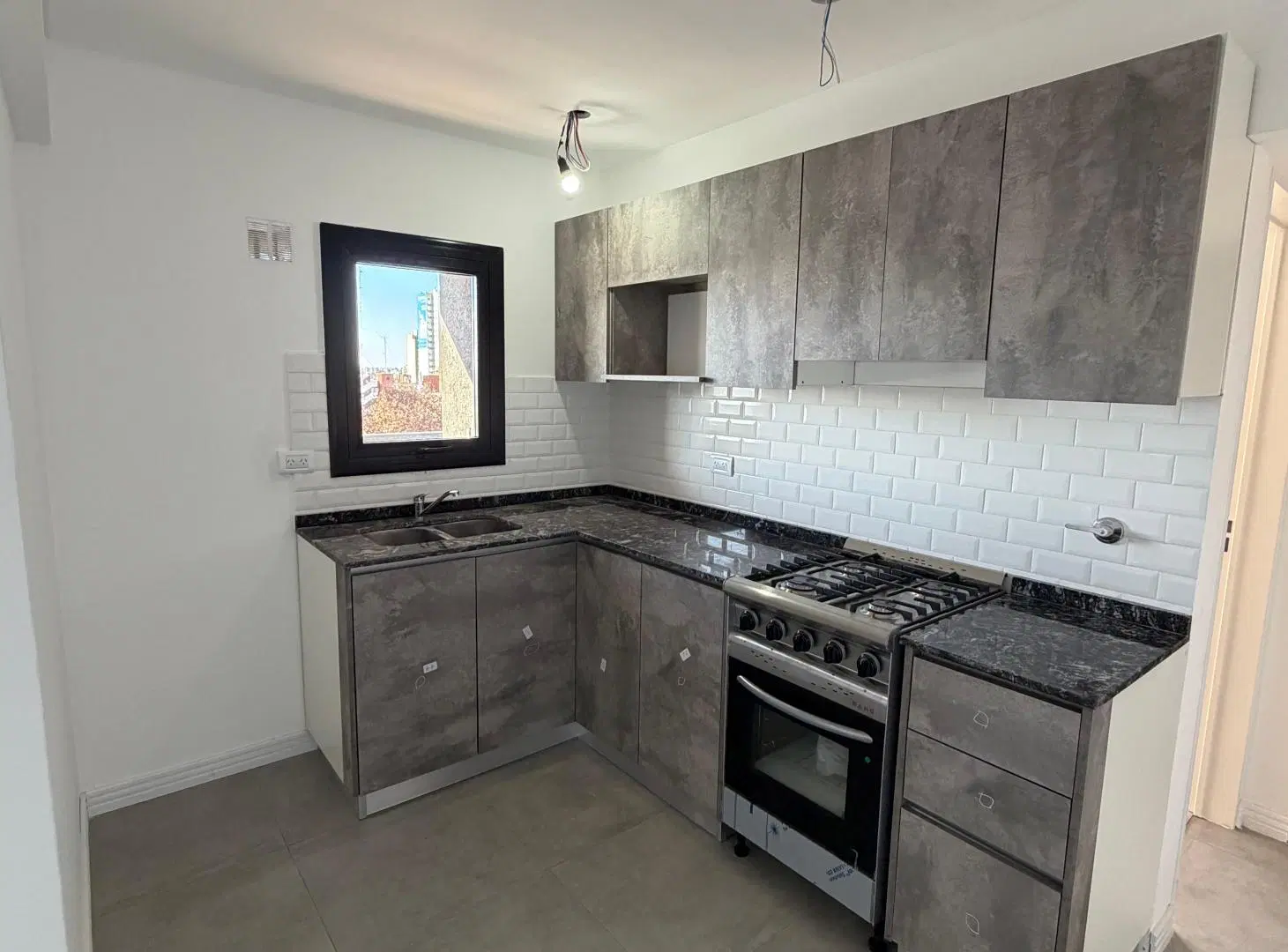 Departamento dos ambientes con cochera en alquiler - Lanús 3