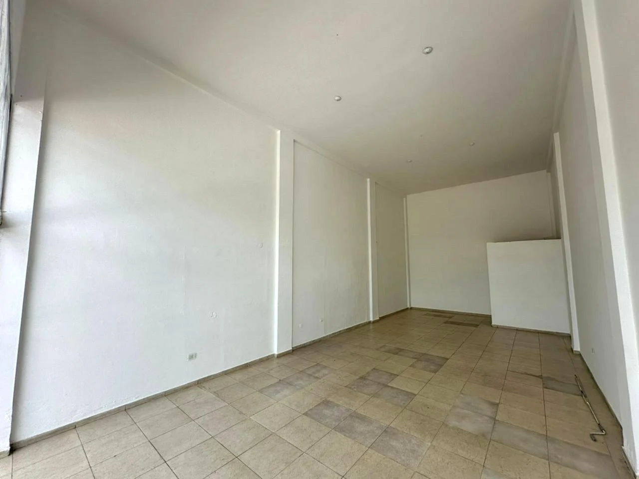 Foto de Local Comercial en Alquiler Doble Altura y Excelente Frente en Av. Vélez Sarsfield, imagen 2