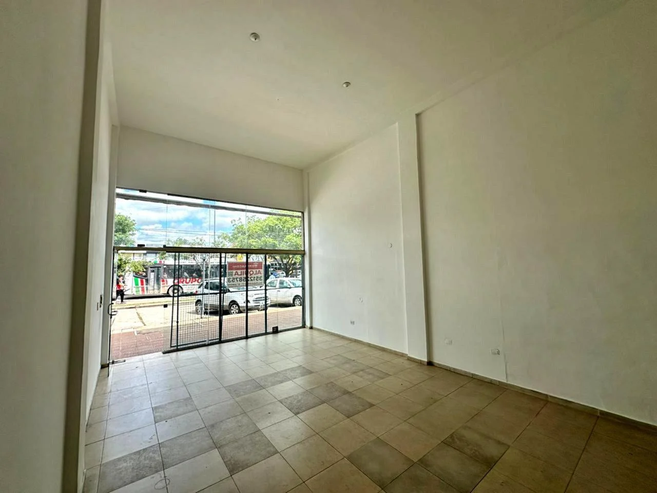 Foto de Local Comercial en Alquiler Doble Altura y Excelente Frente en Av. Vélez Sarsfield, imagen 1