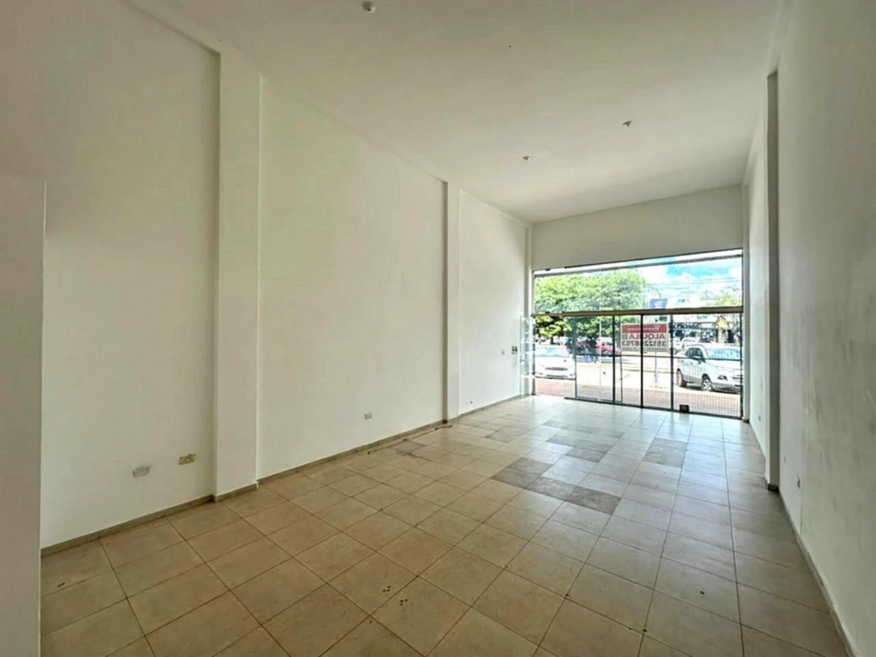 Foto de Local Comercial en Alquiler Doble Altura y Excelente Frente en Av. Vélez Sarsfield, imagen 3
