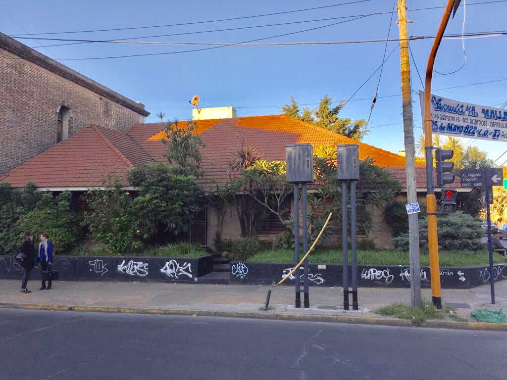Av Hipolito Yrigoyen esq Uriarte - R. de Escalada / EXCELENTE CHALET DE 5 AMB