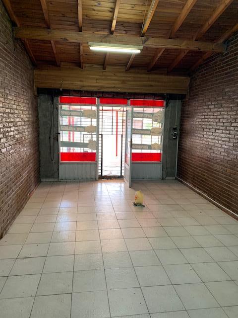 Frias 510 - L. de Zamora / Local con patio