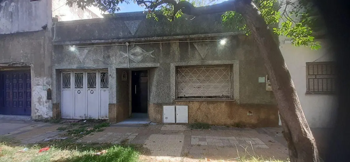 ¡¡Excelente Barrio, Casa de 5 Amb. Cochera, patio y terraza a reciclar!! 4