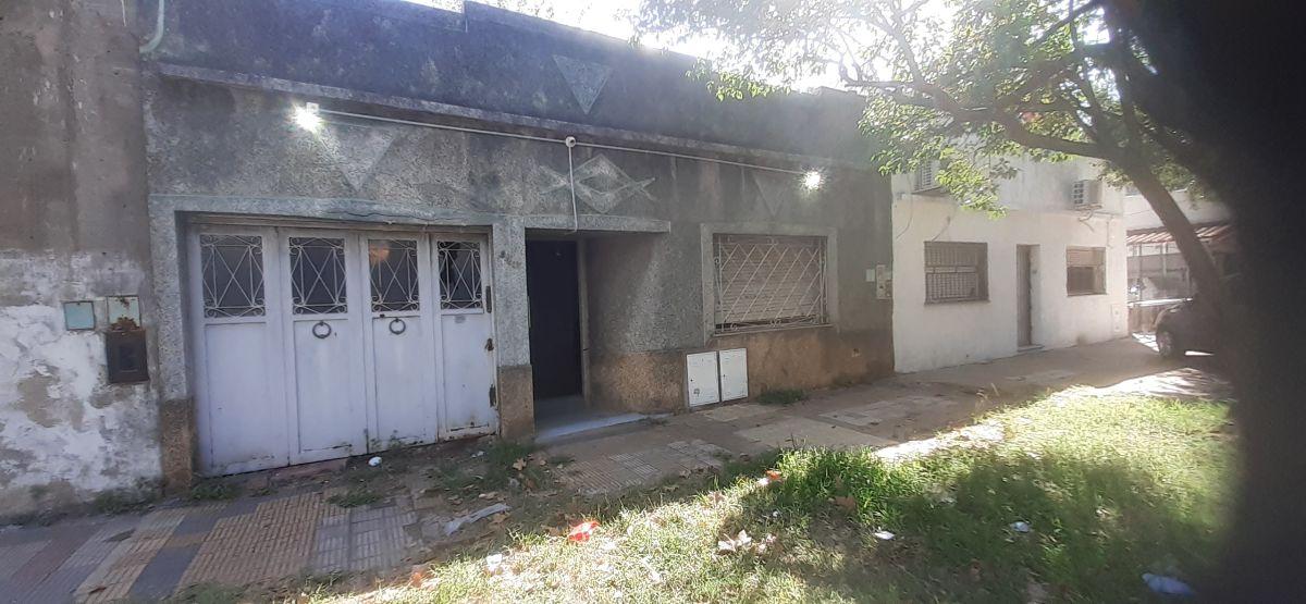 ¡¡Excelente Barrio, Casa de 5 Amb. Cochera, patio y terraza a reciclar!!