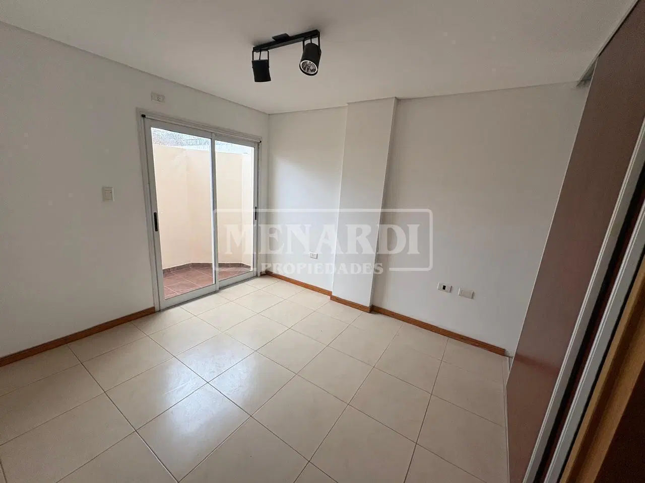 Departamento en planta baja con patio 4