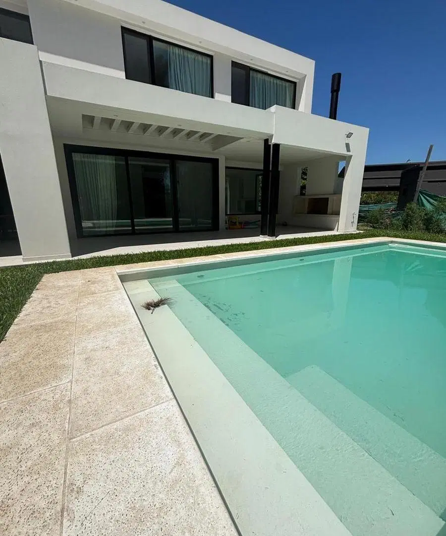 Excelente Casa en magnifico lote en Weston Barrio Privado 8