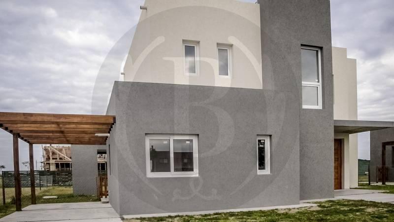 BUSTAMANTE PROP. PUERTOS DEL LAGO VISTAS 7470 CASA VENTA ESCOBAR