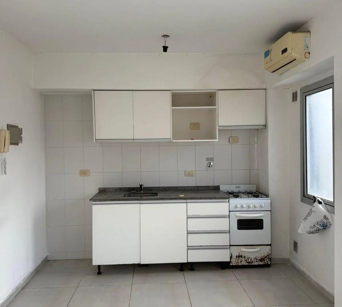 Departamento MONOAMBIENTE en alquiler en Flores 2