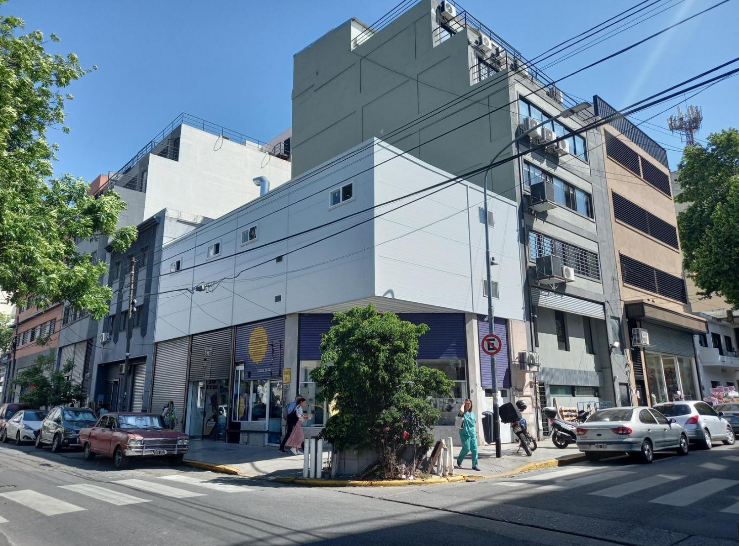 Foto de 4 Locales en block- Esquina en Flores, imagen 2