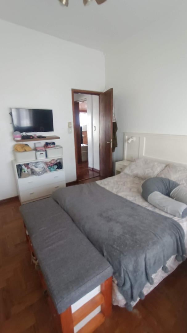 CASA A METROS DE HIPOLITO YRIGOYEN CON PILETA Y FDO!!!