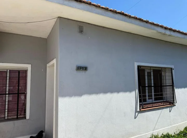 CASA 3 AMBIENTES CON GARAJE Y FONDO! 2