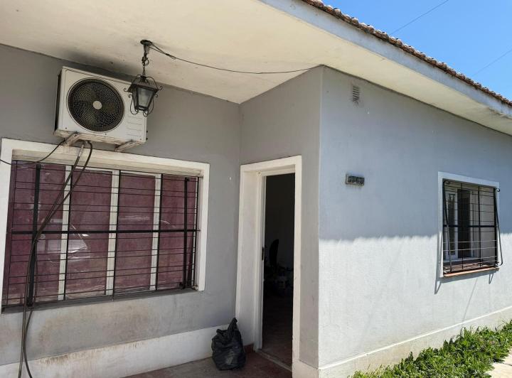 CASA 3 AMBIENTES CON GARAJE Y FONDO! 1