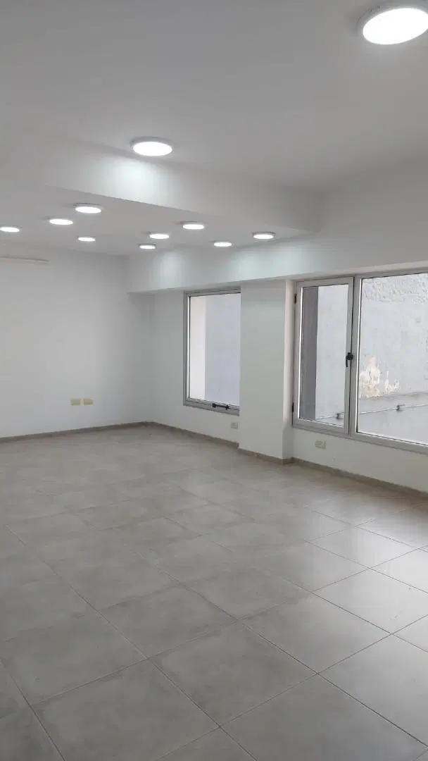 ALQUILER OFICINA SOBRE AVENIDA CON COCHERA!!! 5