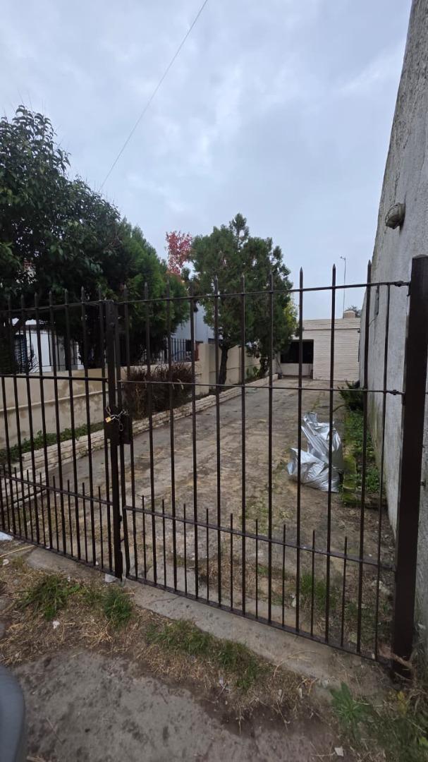CASA 3 AMBIENTES CON GARAJE PASANTE Y FONDO!!!