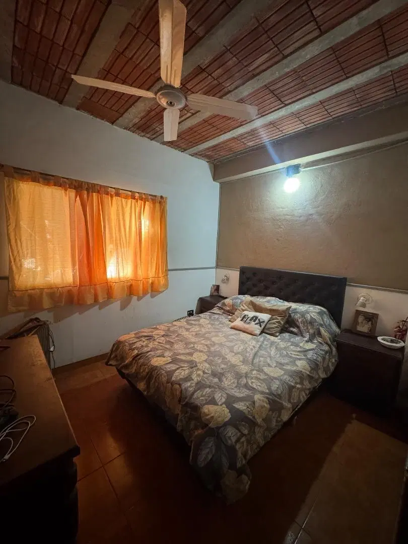 Tres casas, local y garaje sobre lote de 433 m² 2