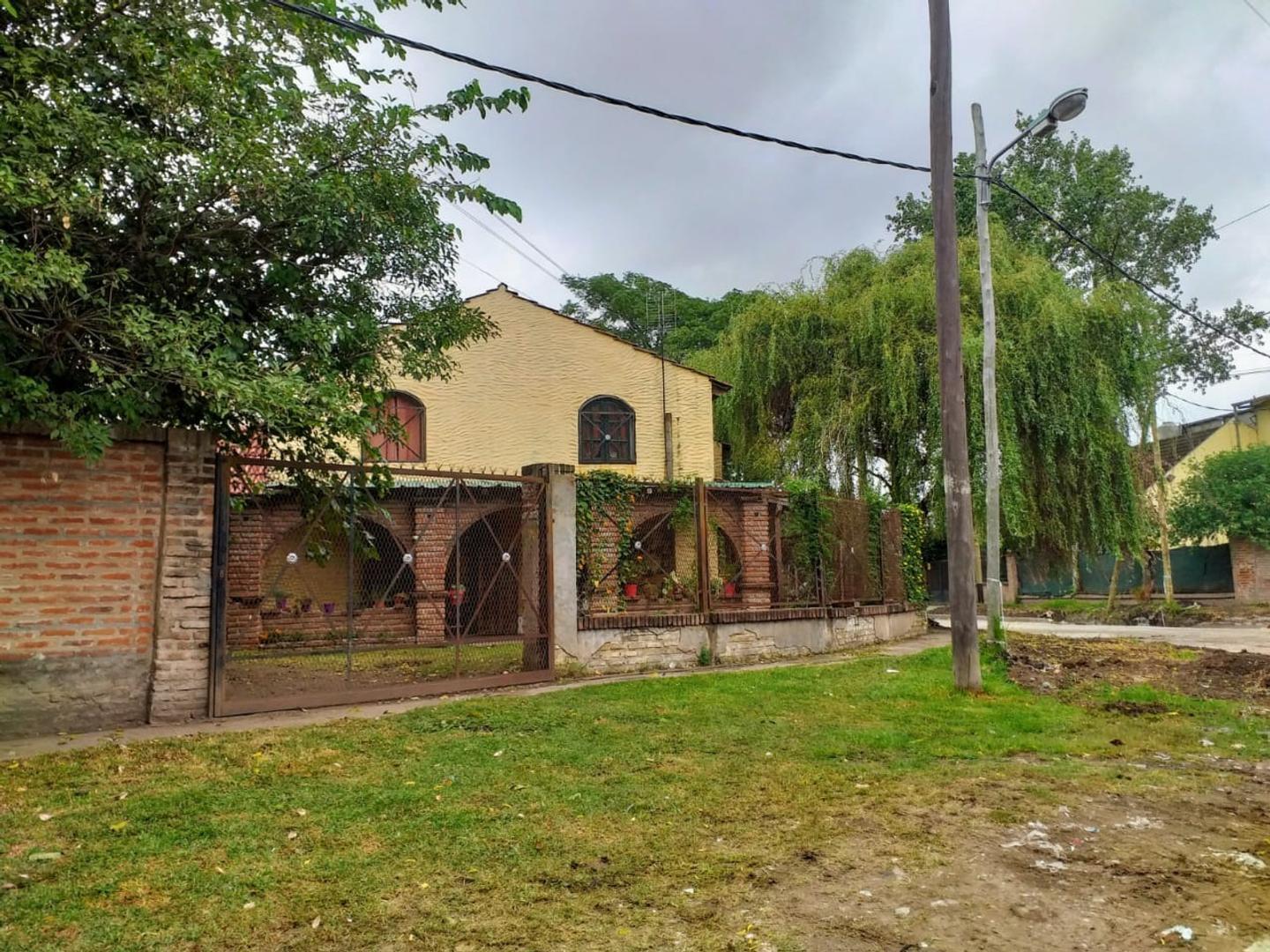 Foto de Casa con dos lotes y pileta a una cuadra de la avenida, imagen 4
