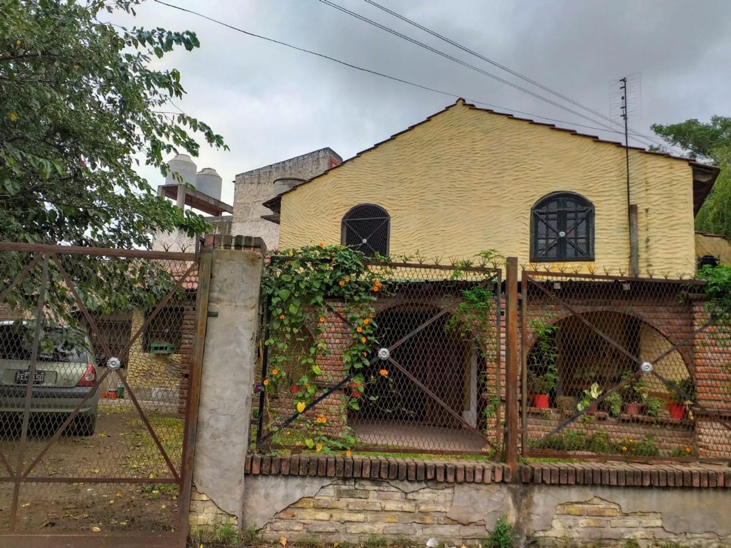 Foto de Casa con dos lotes y pileta a una cuadra de la avenida, imagen 3