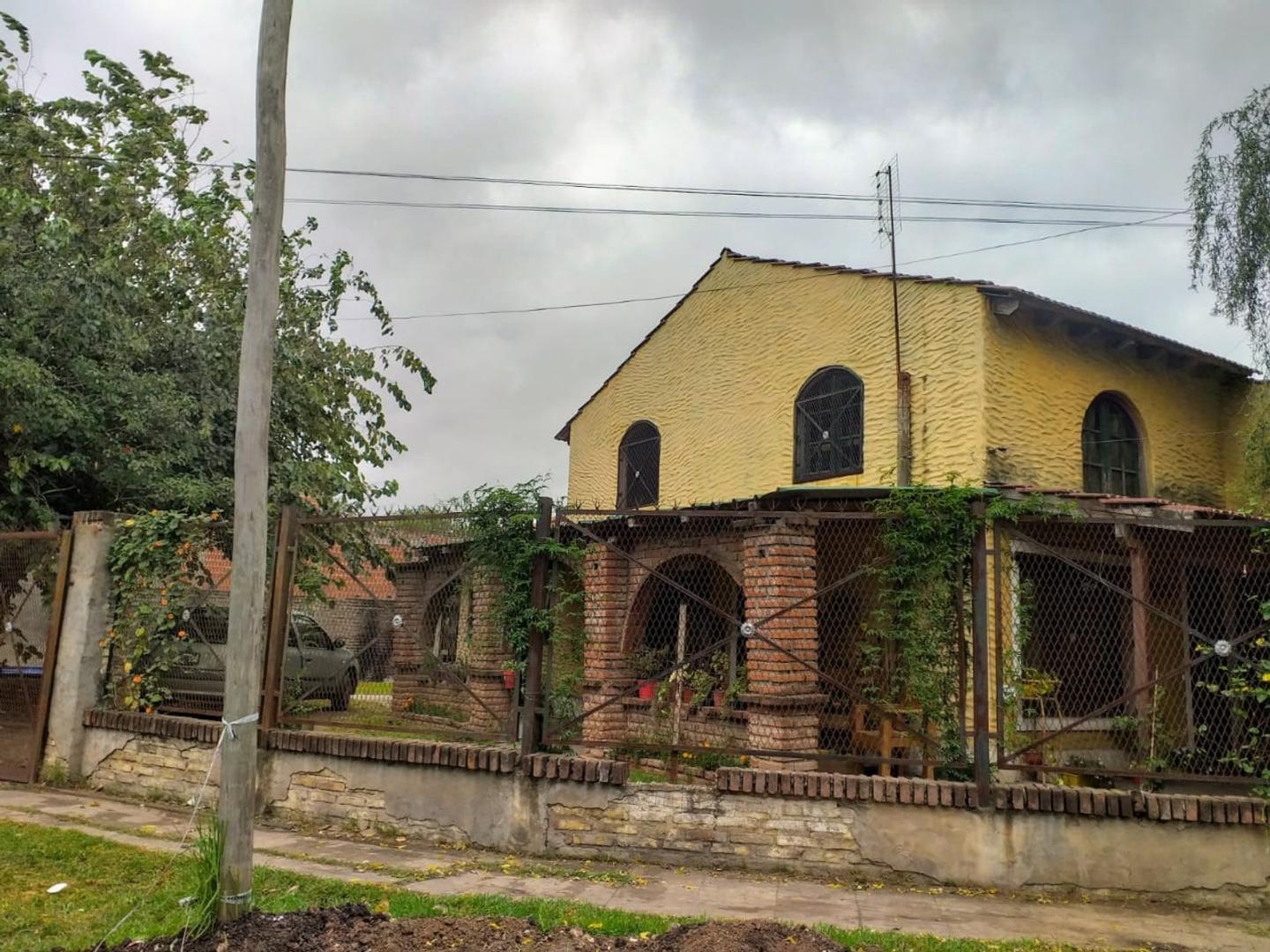 Foto de Casa con dos lotes y pileta a una cuadra de la avenida, imagen 2