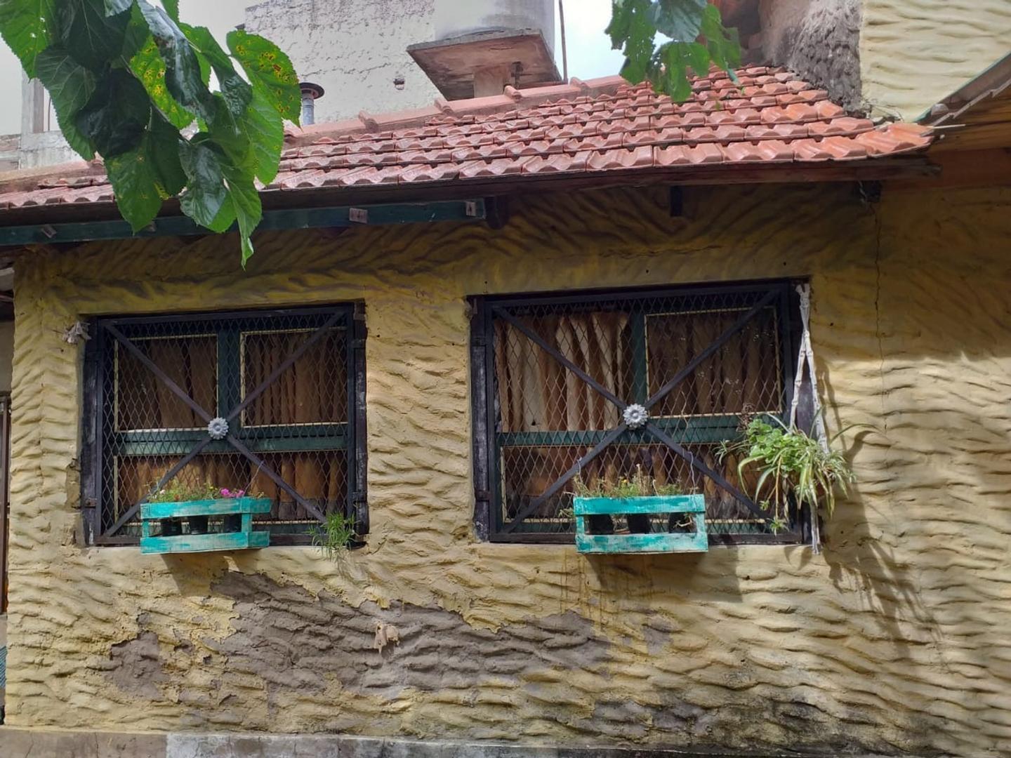 Foto de Casa con dos lotes y pileta a una cuadra de la avenida, imagen 1