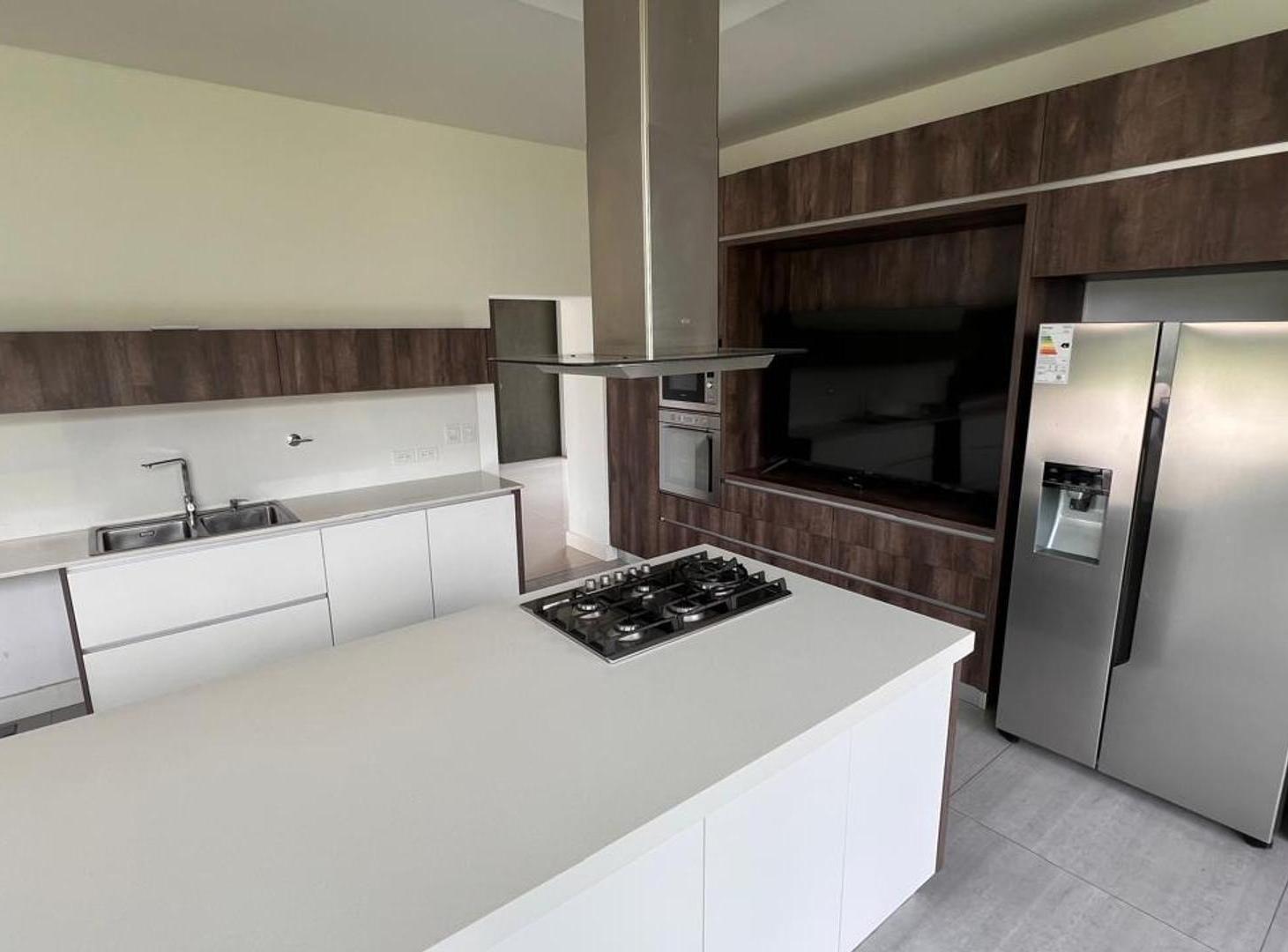 Foto de CASA 6 AMBIENTES-EN COUNTRY- 6 COCHERAS-6 BAÑOS, imagen 4