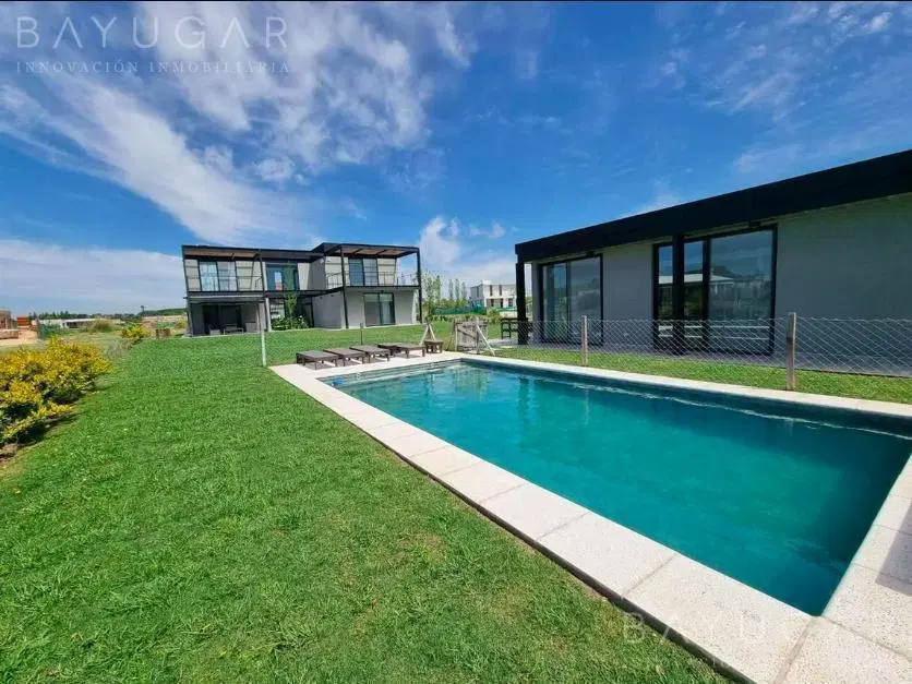 Casa en Venta - Medal Country Club - Pilar 5