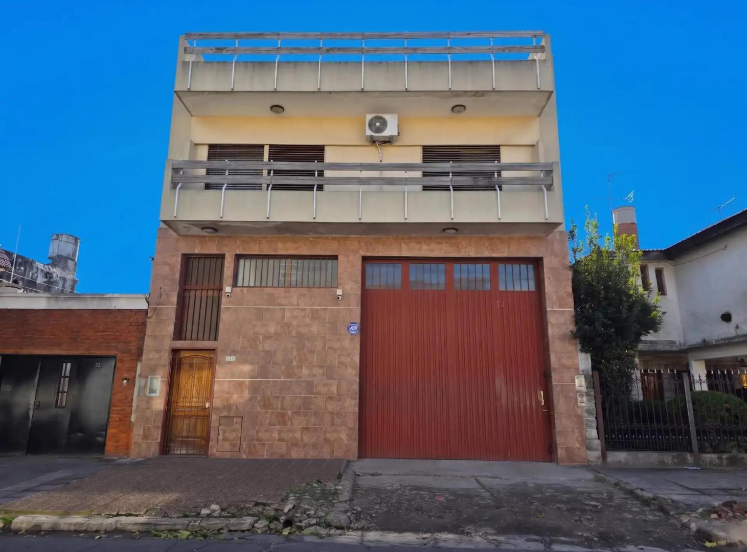 Lomas del Mirador (Dorrego 74) - Galpón/Depósito + Departamento 4 ambientes en planta alta.