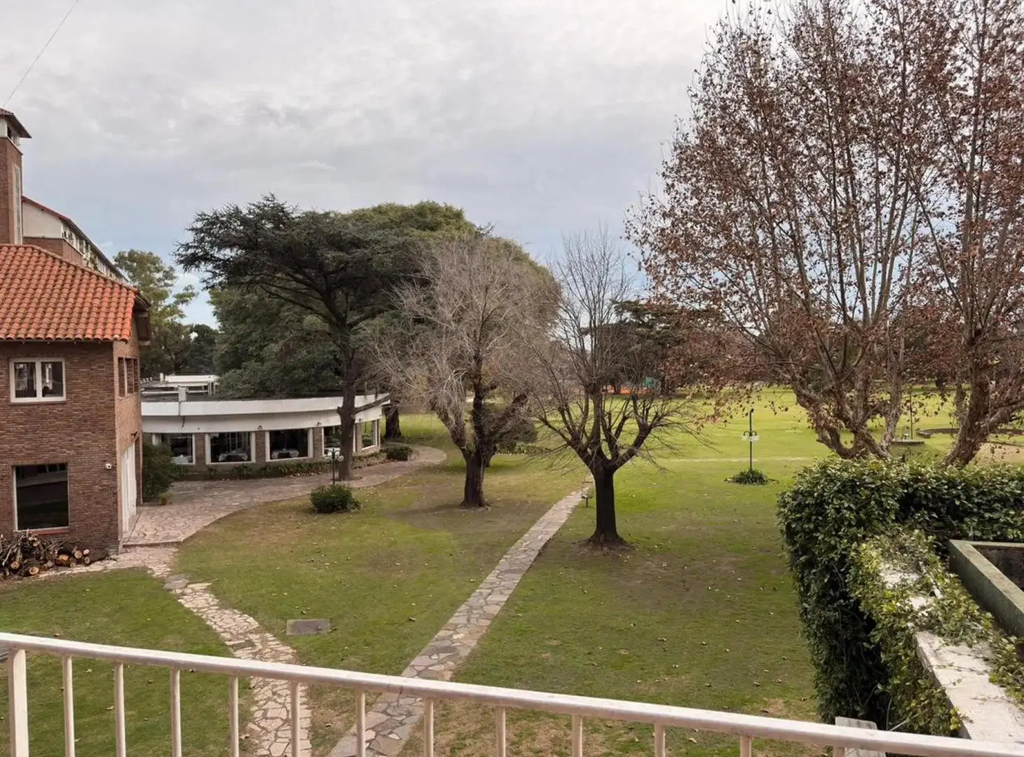 Hindú Club - Alquiler Monoambiente. Amueblado. 1er piso. Vista al campo. 5
