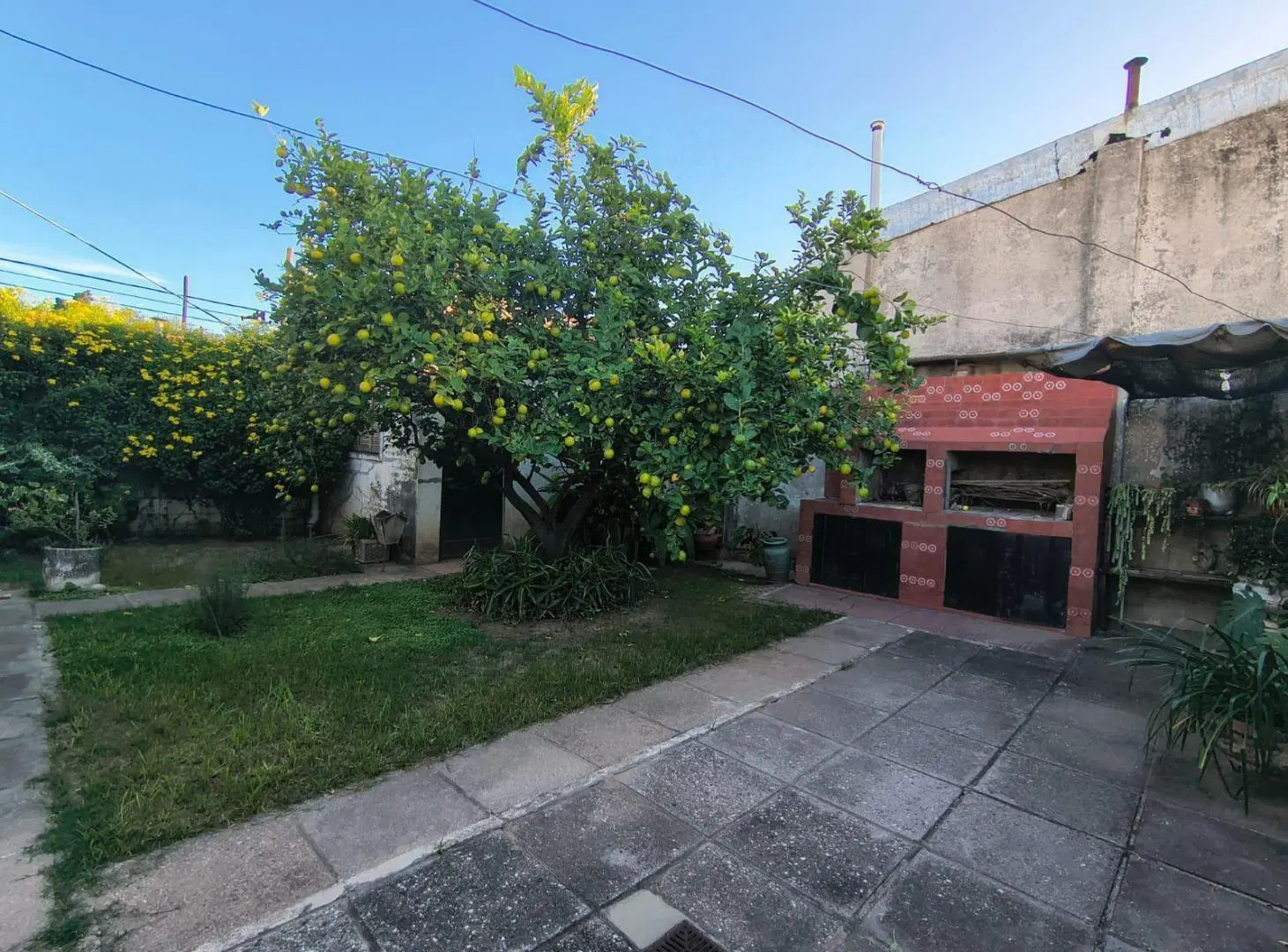 SAN VICENTE: CASA EN VENTA DE 4 DORMITORIOS COCHERA Y PATIO 1