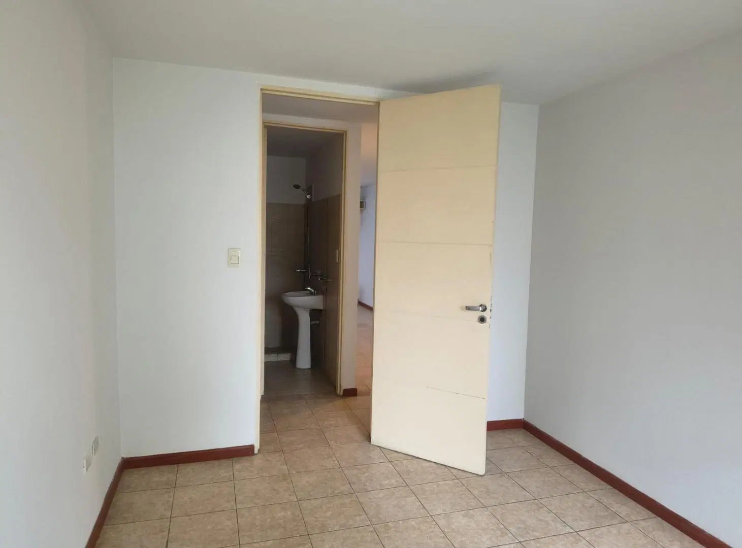 GUEMES: MARCELO T DE ALVEAR 940 (sobre Cañada) 1 dormitorio amplio con balcon 2