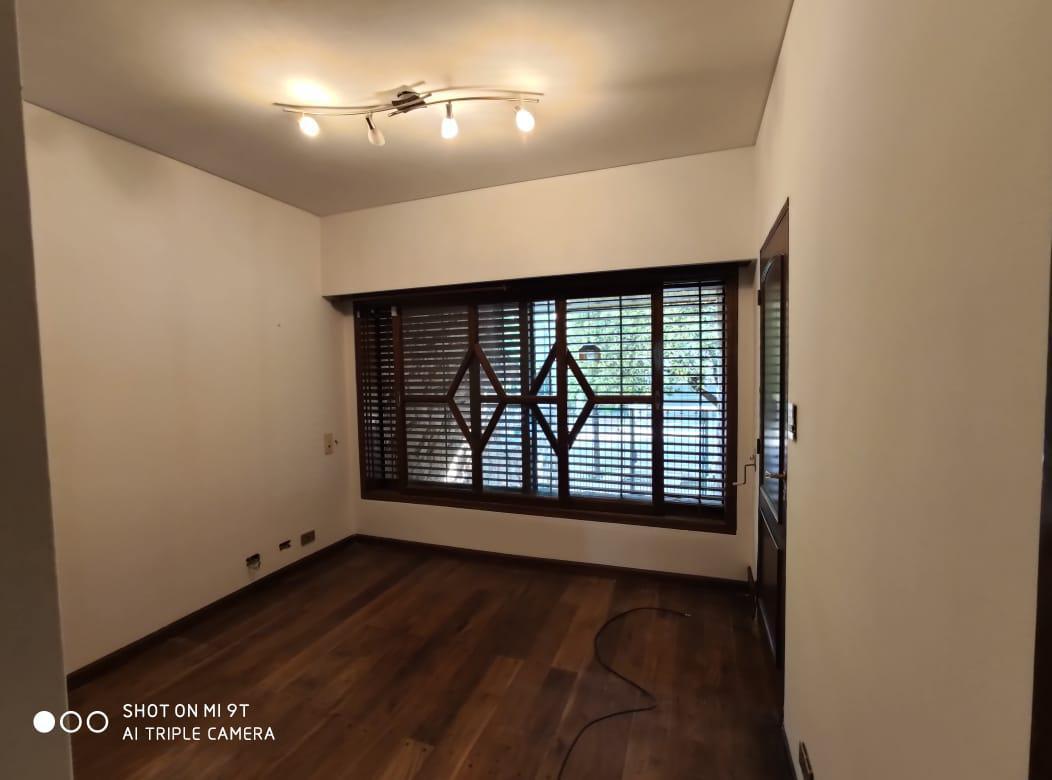 Excelente Chalet de Gran Categoria, 6 Ambientes, 3 Plantas Amplio Parque con Piscina Dep Servicio 2