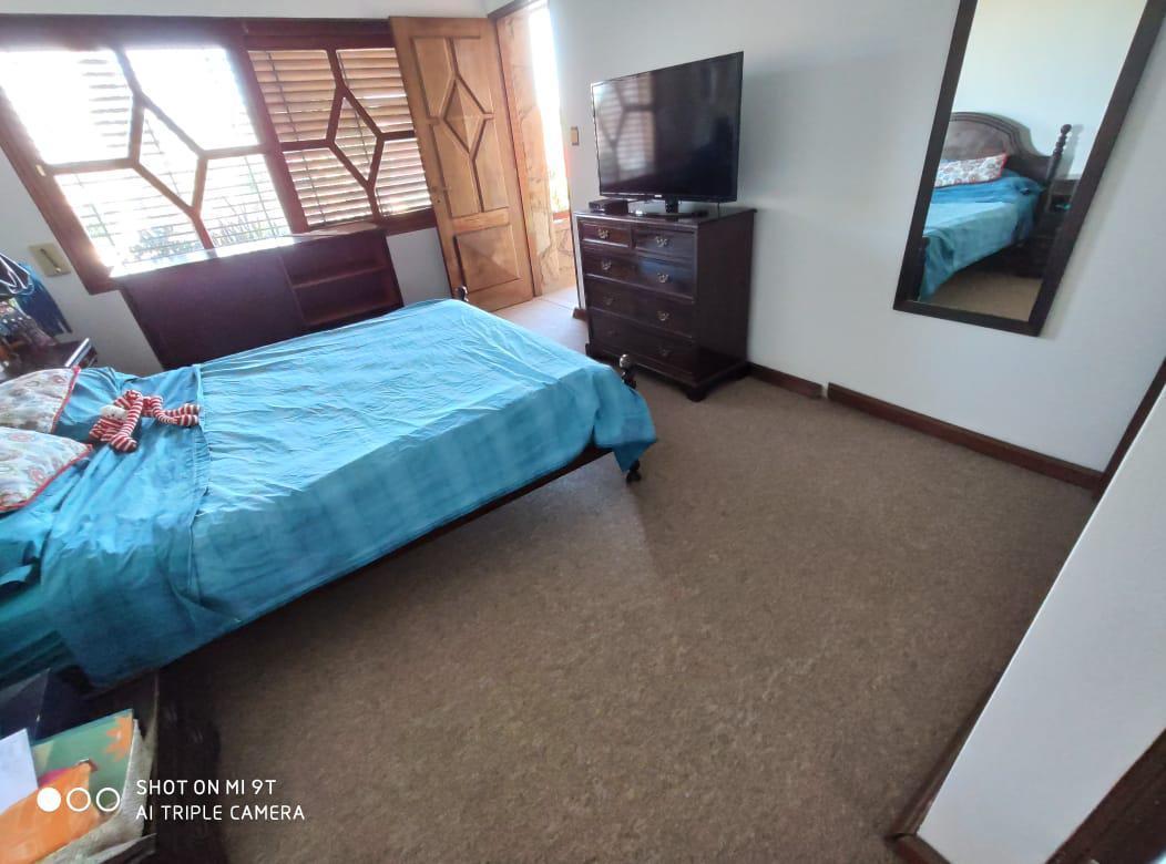 Excelente Chalet de Gran Categoria, 6 Ambientes, 3 Plantas Amplio Parque con Piscina Dep Servicio 5