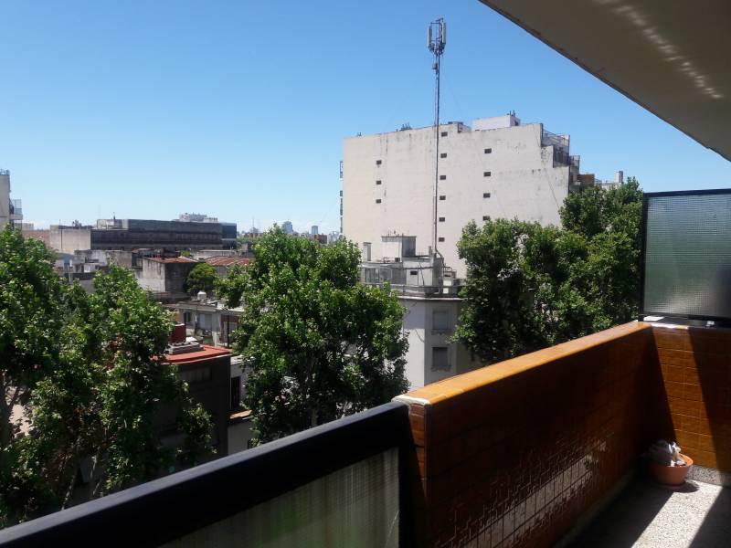 EXCELENTE DEPARTAMENTO DE 3 AMBIENTES CON DEPENDENCIA DE SERVICIO AL FRENTE CON BALCÓN CORRIDO, PATI